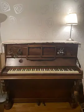 Donne piano ancien – fin XIXe siècle