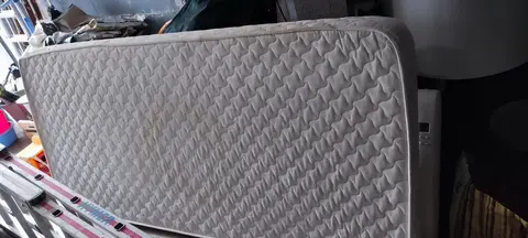matelas 90*190 taché