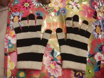 Gants noirs et blancs