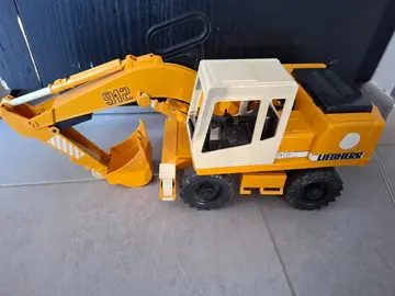 pelleteuse liebherr et camion bruder