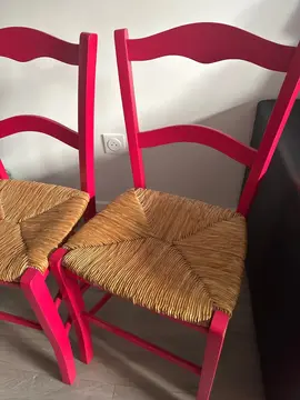 2 chaises rouges