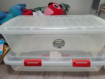 lot de boîtes en plastique