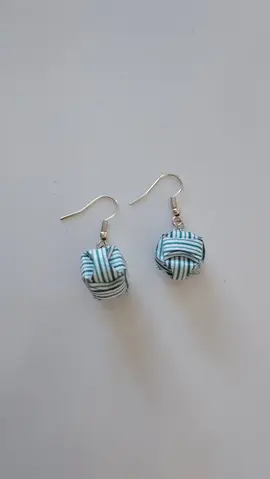 2 paires de boucles d'oreilles