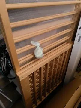 Lit bébé en bois avec son matelat et le linge de lit. Tout en très bon état