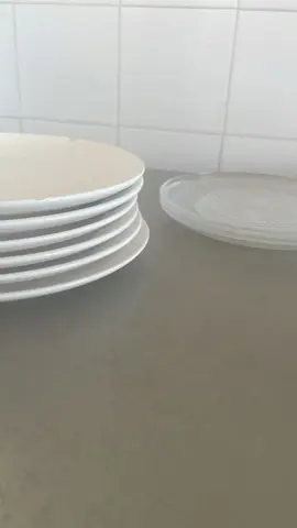 donne petite assiette à dessert
