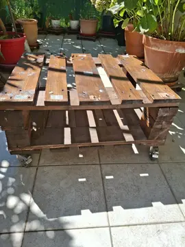 table basse en palettes sur roulettes