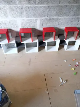 étagère multicolore cubique