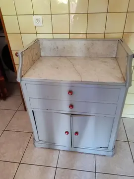 Ancienne table de toilette dessus marbre fissuré