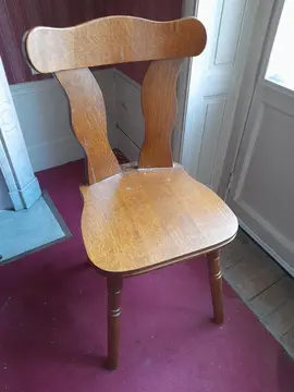 2 chaises en bois