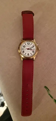 montre rouge en état de marche avec pile