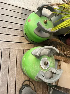 2 bonbonnes de Propane Primagaz , l’une vide, l’autre à moitié pleine avec le détendeur
