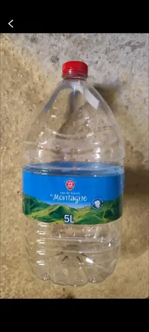 bidons d'eau vides