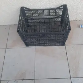 deux cagettes en plastique