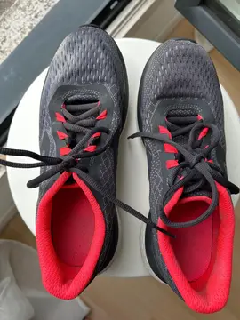 Une paire de Baskets Decatlon taille 39
