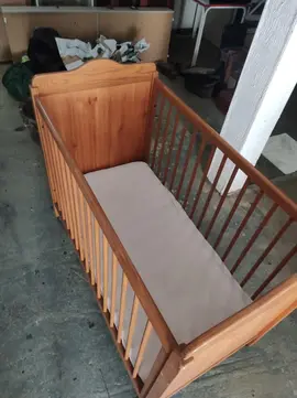 Lit à barreaux en bois pour bébé