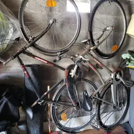 2 vélos un homme un femme