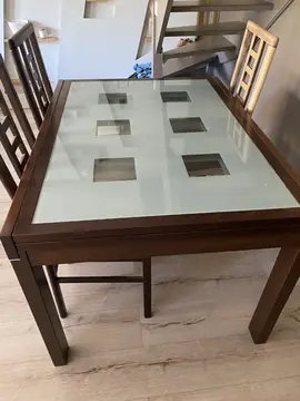 donne table et 4 chaises