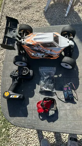 Voiture RC 1/8 Lipo Hobbytech NXT à réparer