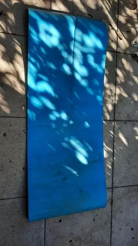 tapis mousse bleu