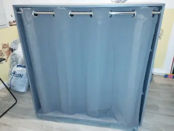 penderie longeur 120 cm profondeur 48cm hauteur 120cm avec roulettes 128 cm environ