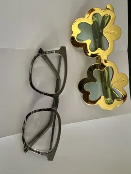 deux paires de lunettes