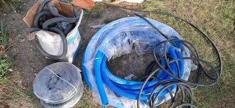 Câbles électriques neufs, tuyaux divers de canalisation