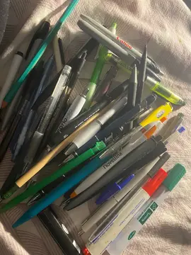 lot de stylos et feutres