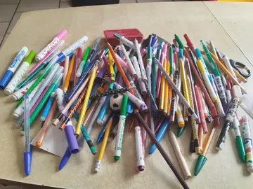 Lot de crayons, stylos ...