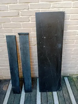 3 elements de cheminée en pierre noire