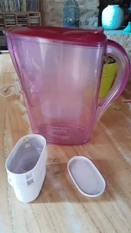 Carafe filtrante avec réservoir à charbon renouvelable