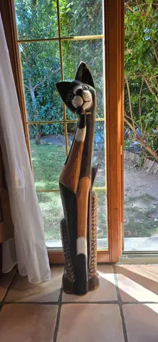 Donne grande statue chat en bois