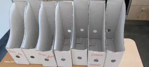 lot de 7 rangements pour documents en carton.