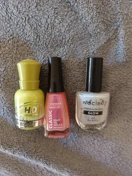lot de trois vernis à ongles