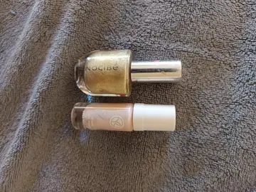 lot de deux vernis à ongles