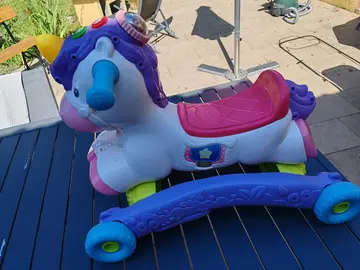 donne cheval bascule licorne