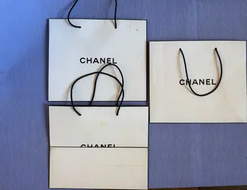 3 sacs en papier épais Chanel un peu tachés 25*30cm