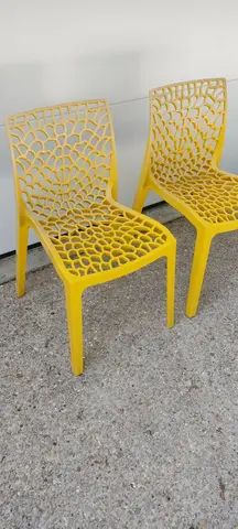 deux chaises (extérieures) en plastique