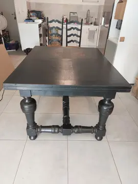 table en bois massif et 4 chaises à rénové