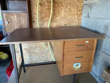 deux. Bureaux en bois et métal à donner.