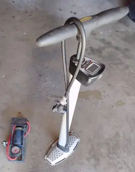 2 pompes à vélo