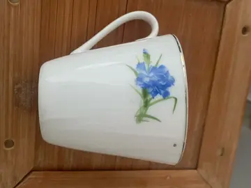 petite tasse en porcelaine vintage motifs fleurs