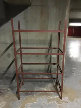 bâti métallique pour étagères garage ou cave