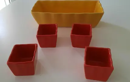 plat à cake et 4 petites verrines en faïence colorée