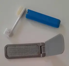 pour voyager: mini brosse à dents et à vêtements