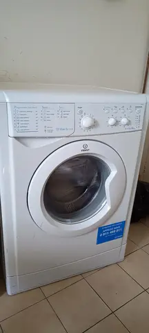 machine à laver Indesit A+ vieille mais fonctionnant