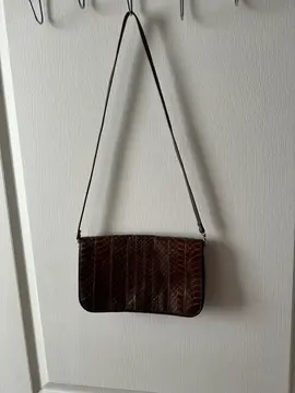 petit sac à main en cuir. dimension 23 × 13 cm