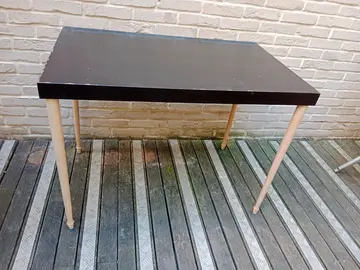 Petite table à pieds dévissables 90x55