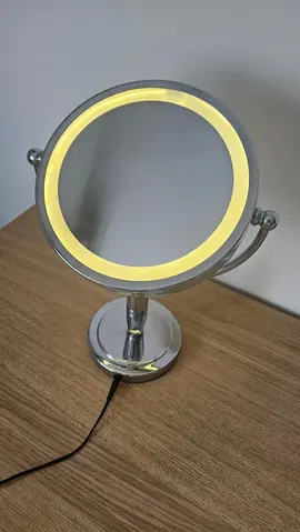Miroir lumineux avec loupe