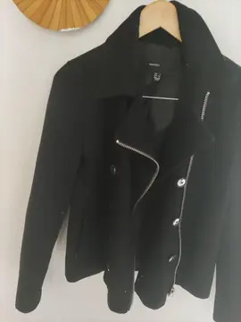 veste noire. taille S. marque Mango.