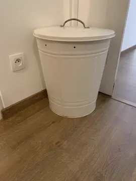 Poubelle blanche